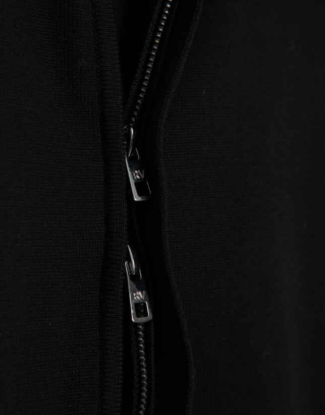 Chaqueta cremallera lisa color negro