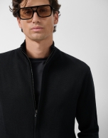 Chaqueta cremallera lisa color negro