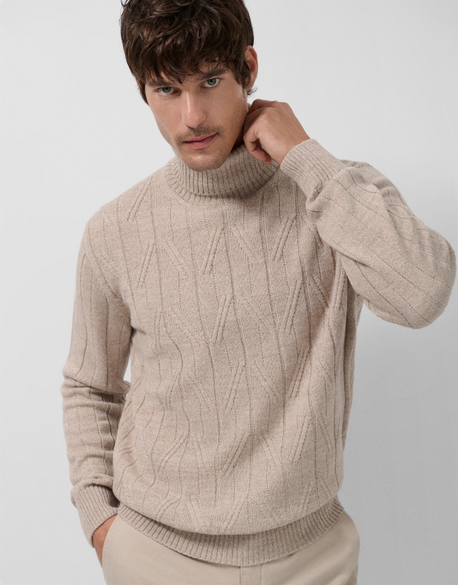 Jersey cuello alto trabajado color arena melange