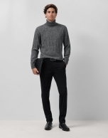 Jersey cuello alto trabajado color gris melange oscuro