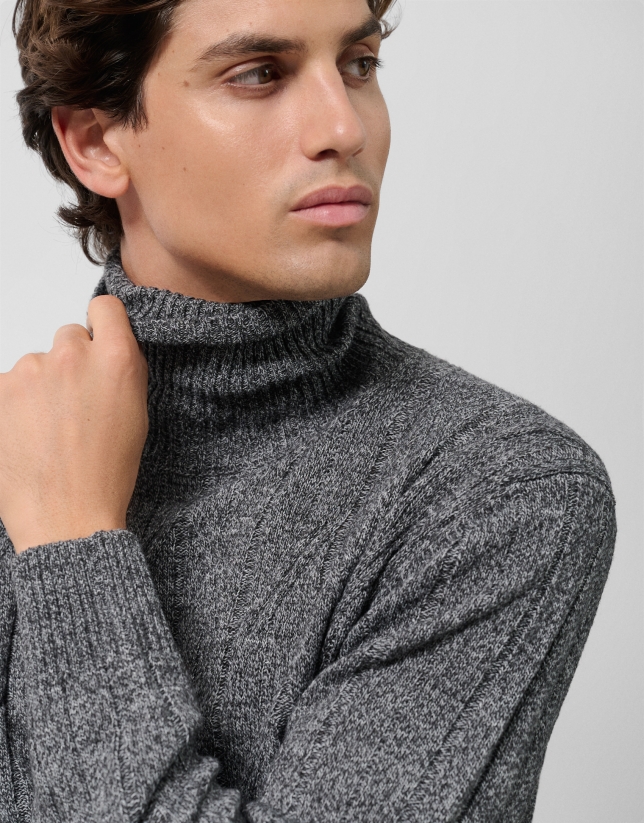 Jersey cuello alto trabajado color gris melange oscuro