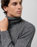 Jersey cuello alto trabajado color gris melange oscuro