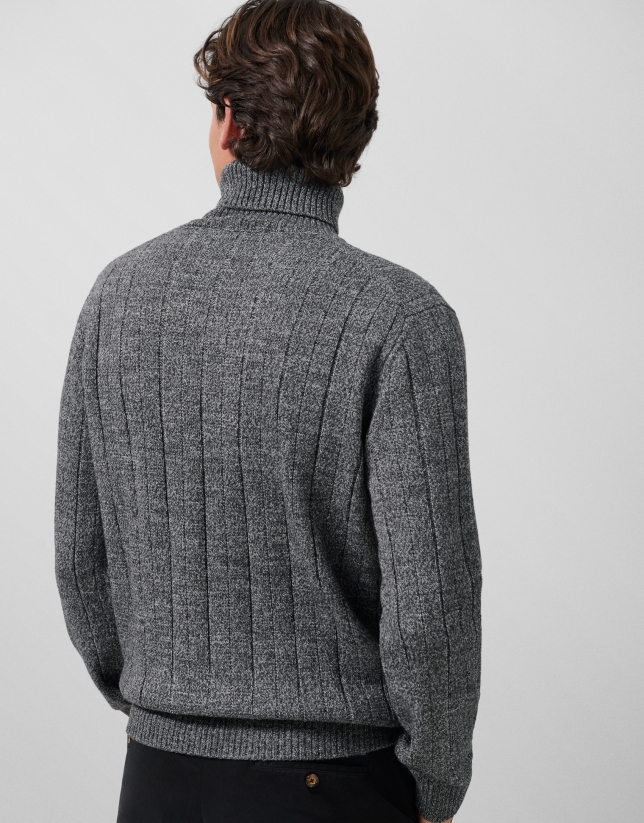 Jersey cuello alto trabajado color gris melange oscuro