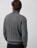 Jersey cuello alto trabajado color gris melange oscuro