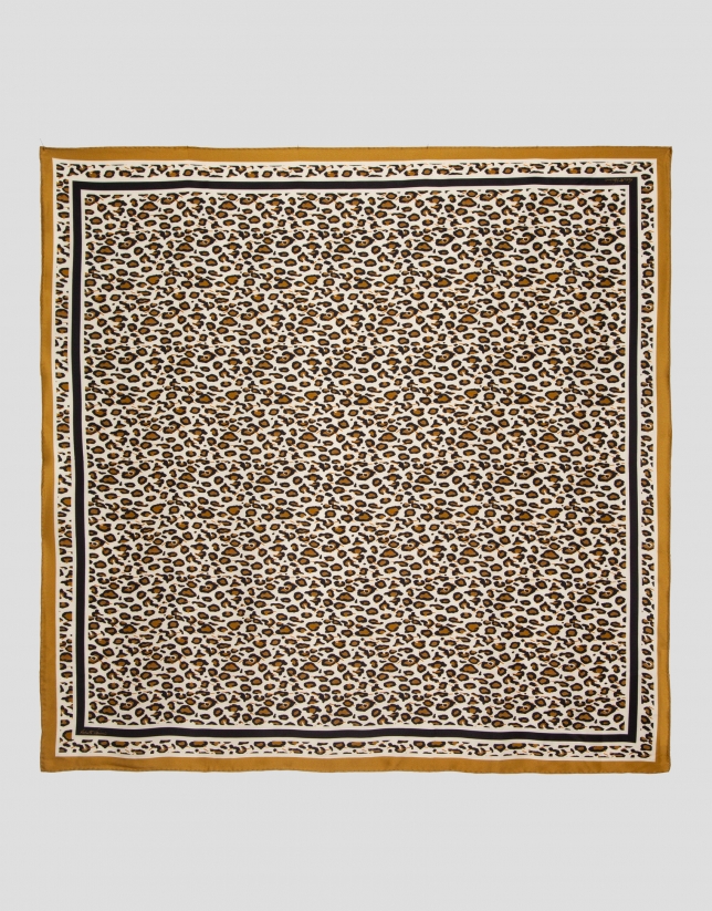 Pañuelo seda estampado animal print cámel
