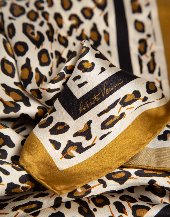 Pañuelo seda estampado animal print cámel