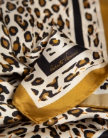 Pañuelo seda estampado animal print cámel