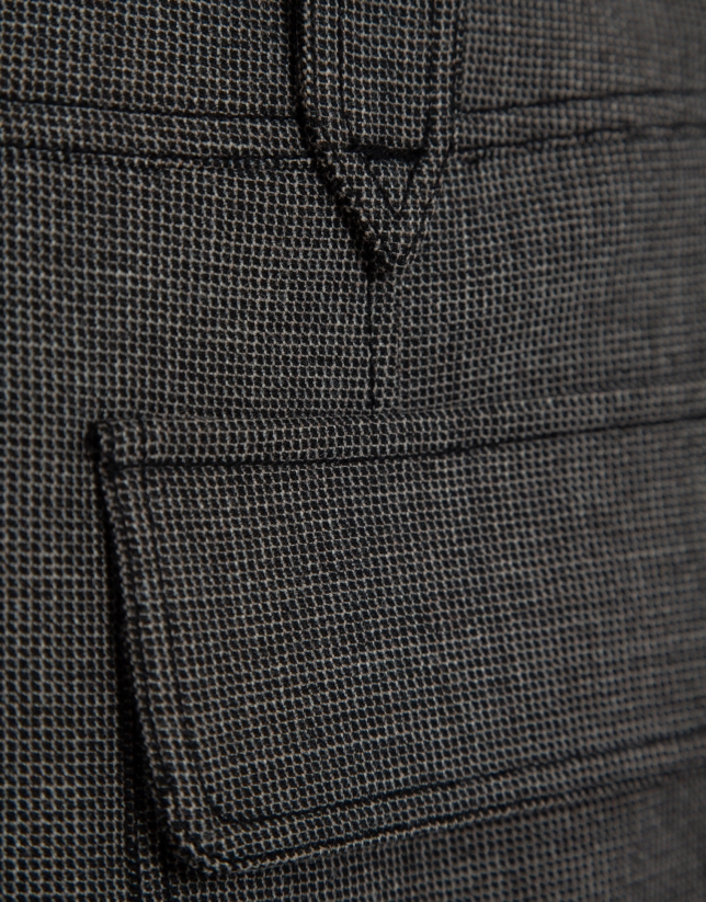 Skirt with grey micro-patterned front pleat