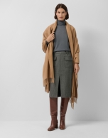 Skirt with grey micro-patterned front pleat