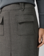 Falda con abertura microdibujo gris