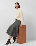 Falda midi recta con tablas delanteras gris