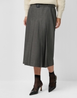 Falda midi recta con tablas delanteras gris