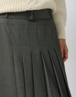 Falda midi recta con tablas delanteras gris