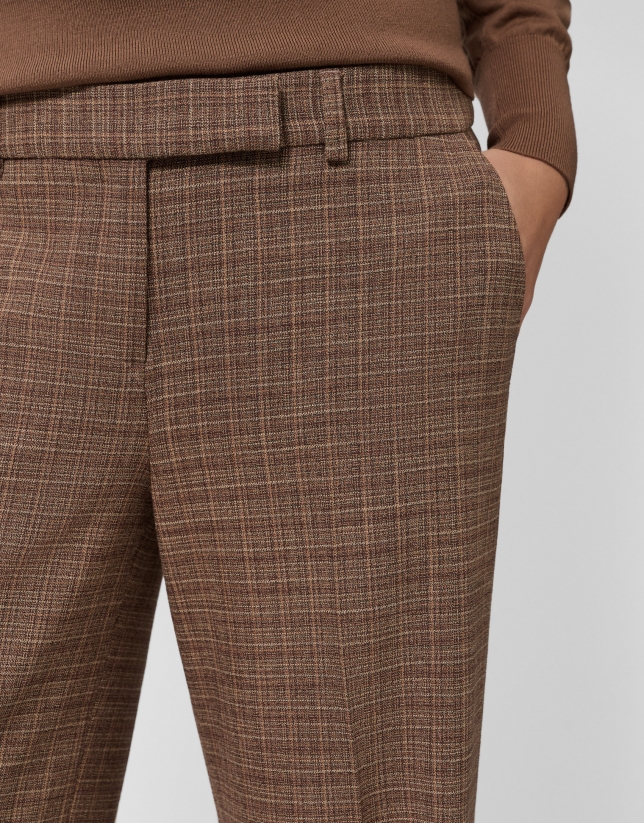 Pantalón recto cuadro cámel