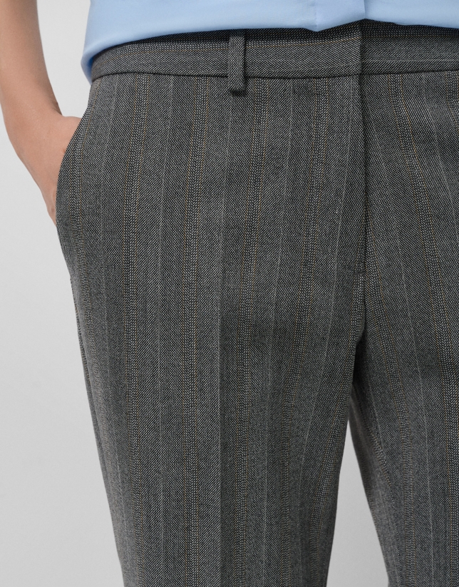 Pantalón recto espiga gris con perfil cámel