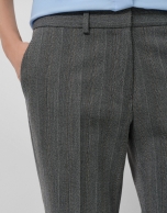 Pantalón recto espiga gris con perfil cámel