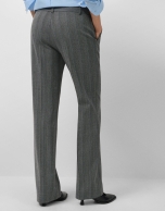 Pantalón recto espiga gris con perfil cámel
