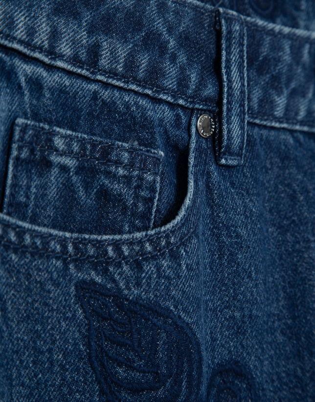 Pantalón vaquero ancho azul con bordados florales