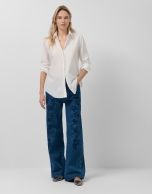 Pantalón vaquero ancho azul con bordados florales