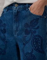 Pantalón vaquero ancho azul con bordados florales