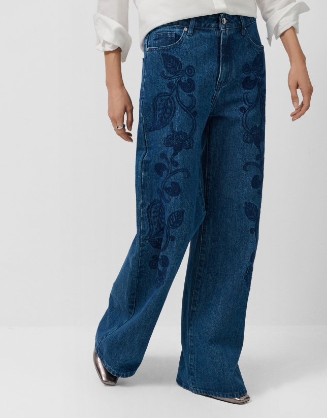 Pantalón vaquero ancho azul con bordados florales