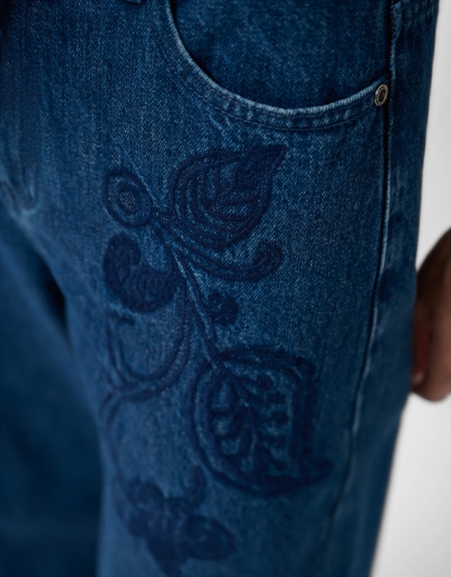 Pantalón vaquero ancho azul con bordados florales