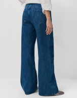 Pantalón vaquero ancho azul con bordados florales