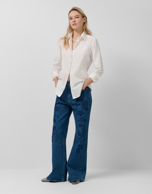 Pantalón vaquero ancho azul con bordados florales