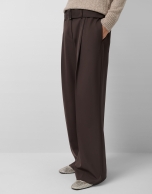 Pantalón ancho con cinturón marrón