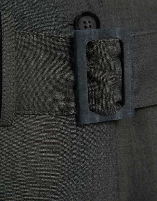 Pantalón ancho con cinturón marrón
