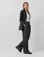 Pantalón ancho con cinturón marrón