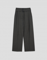 Pantalón ancho con cinturón marrón