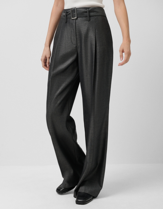 Pantalón ancho con cinturón marrón