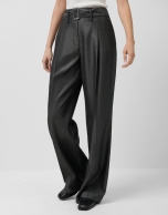 Pantalón ancho con cinturón marrón