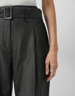 Pantalón ancho con cinturón marrón