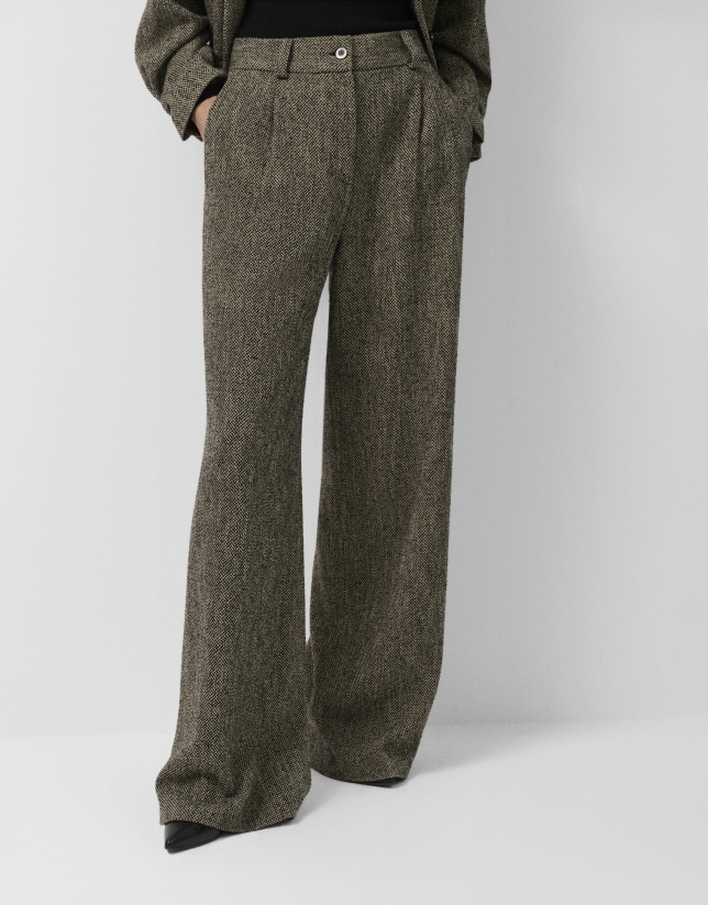 Wide-leg trousers with black and beige herringbone pleats