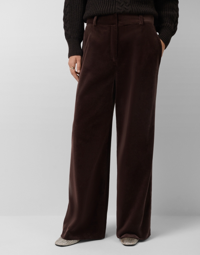 Pantalón ancho con pinzas terciopelo marrón