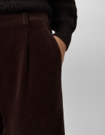 Pantalón ancho con pinzas terciopelo marrón