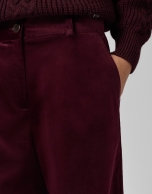 Pantalón ancho con pinzas terciopelo burdeos