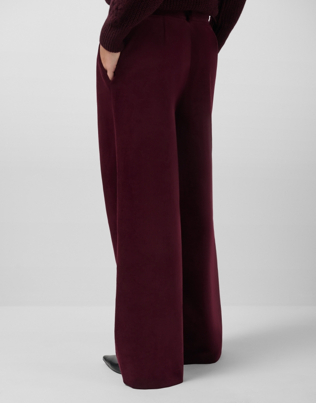 Pantalón ancho con pinzas terciopelo burdeos