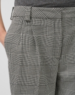 Pantalón pinzas corte masculino cuadro gales blanco y negro