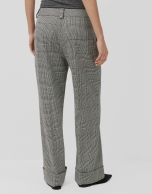 Pantalón pinzas corte masculino cuadro gales blanco y negro