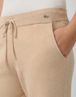Pantalón jogger punto tricotado beige