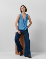 Blusa sin mangas en crepé azul con volante