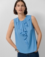 Blusa sin mangas en crepé azul con volante