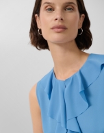 Blusa sin mangas en crepé azul con volante