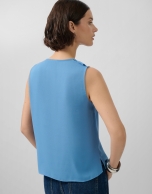 Blusa sin mangas en crepé azul con volante