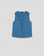 Blusa sin mangas en crepé azul con volante