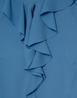 Blusa sin mangas en crepé azul con volante