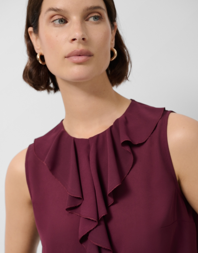 Blusa sin mangas en crepé rojo con volante
